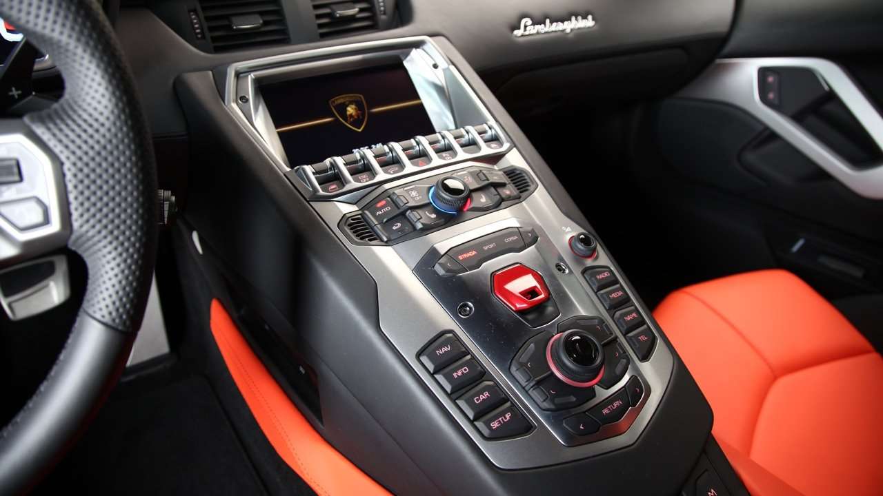 Lamborghini Aventador LP700-4 центральная консоль в салоне
