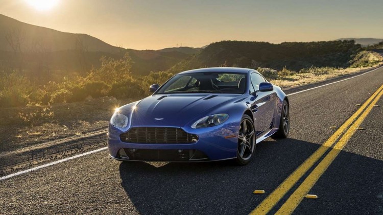 Aston Martin V8 Vantage фото спереди