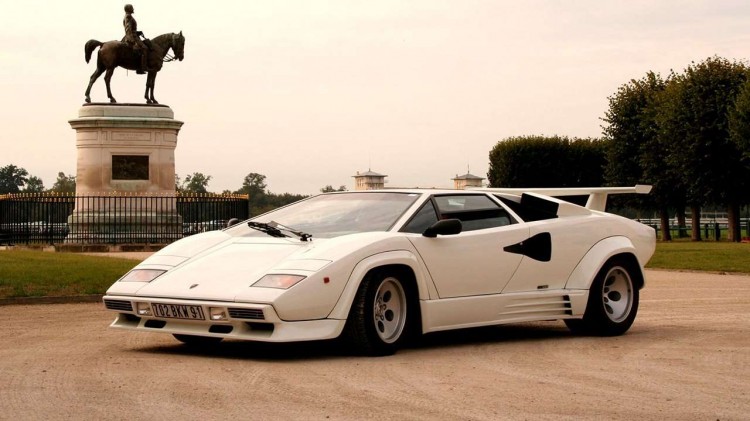 Lamborghini Countach фото спереди