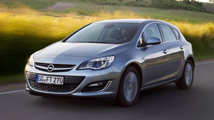 Opel Astra J фото спереди
