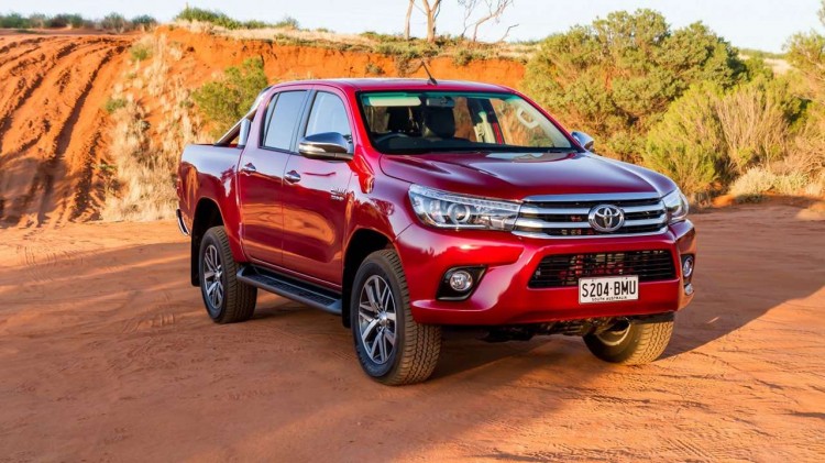 Toyota Hilux 2018-2019 фото спереди