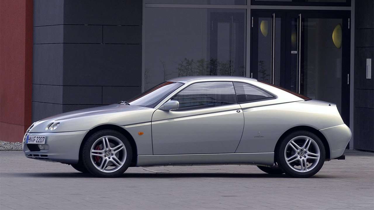 Alfa Romeo GTV фото сбоку
