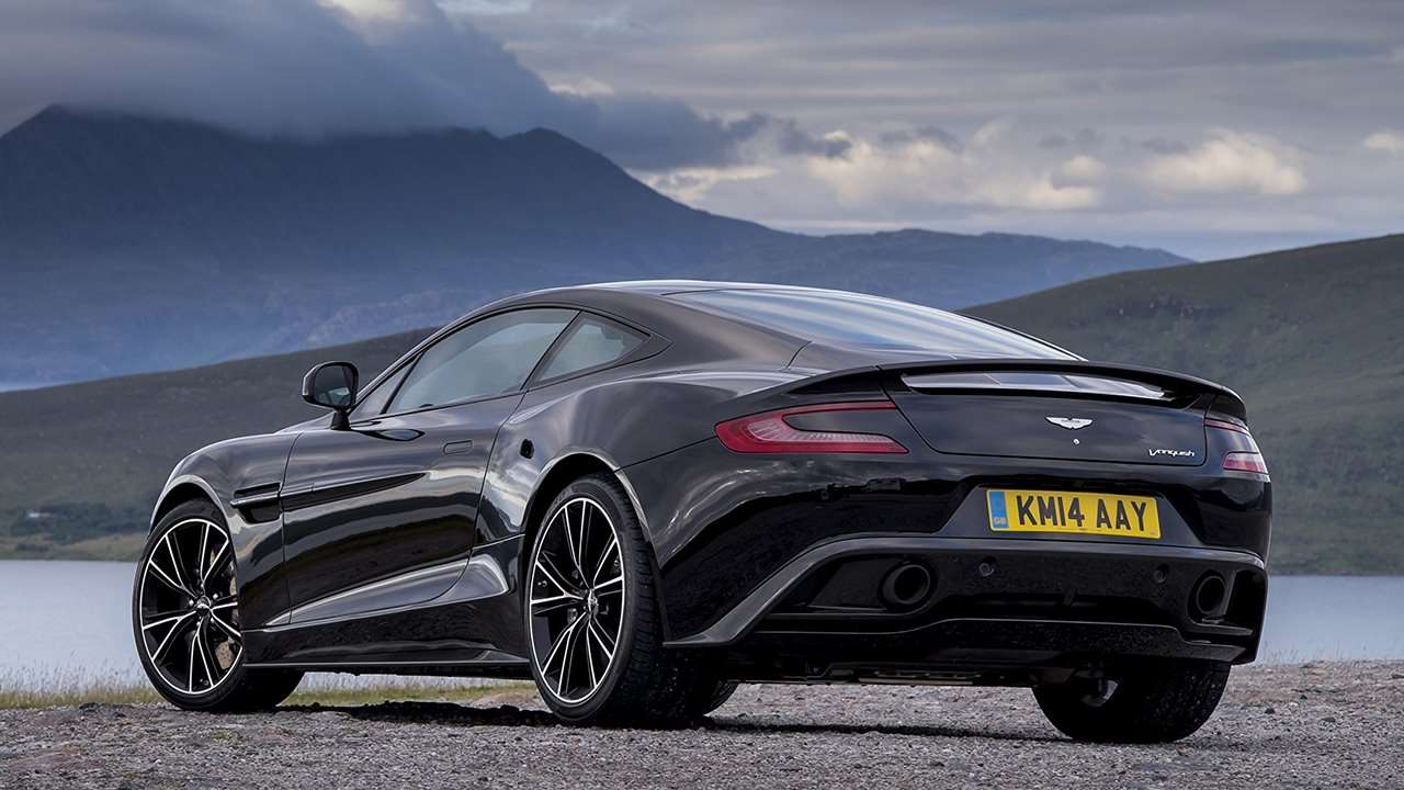 Aston Martin Vanquish 2021-2022 фото сзади