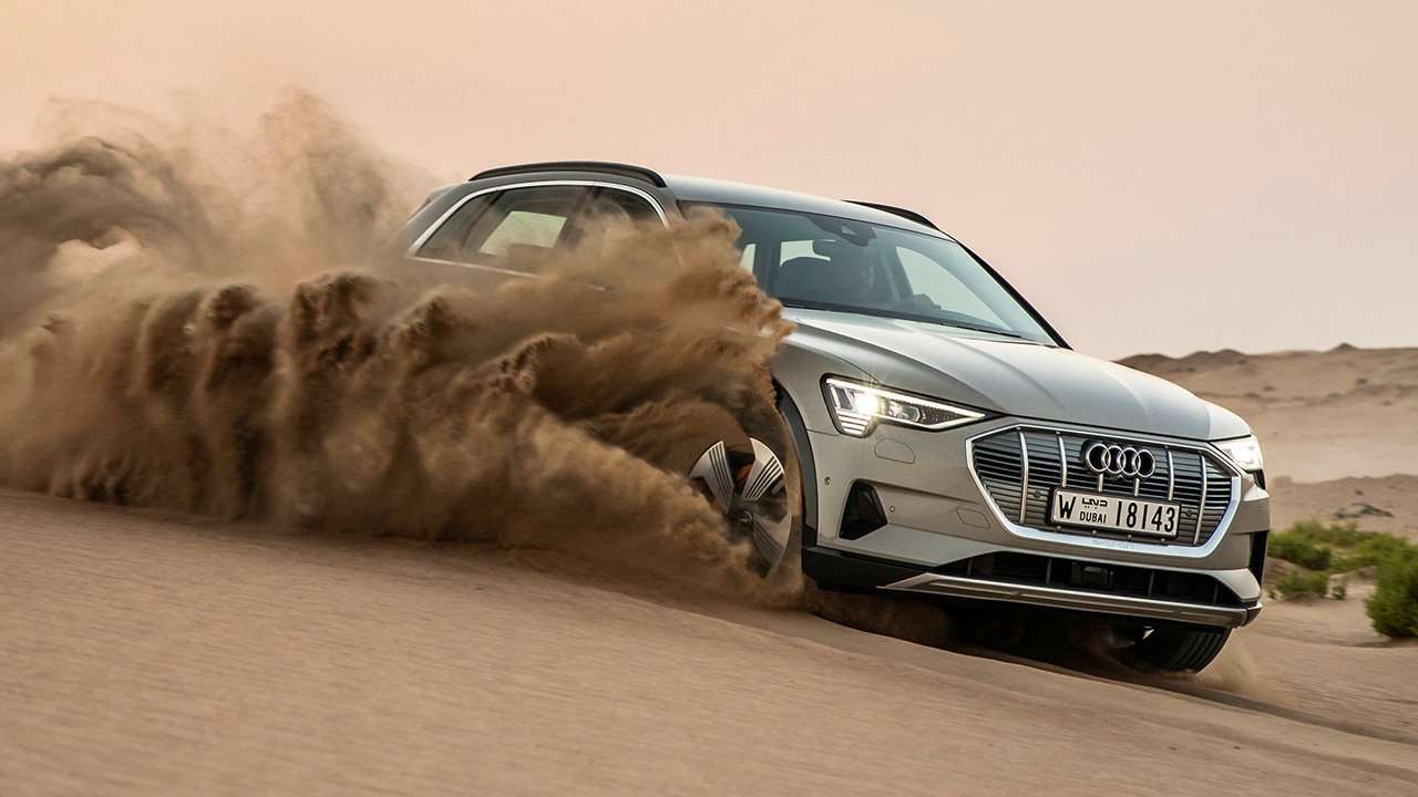 Audi e-tron на песках