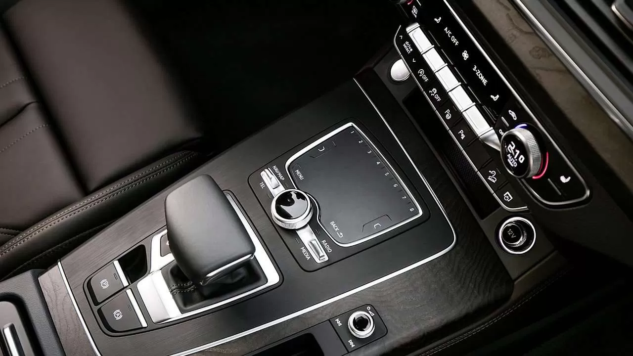 Audi Q5 2020-2021 фото интерьера