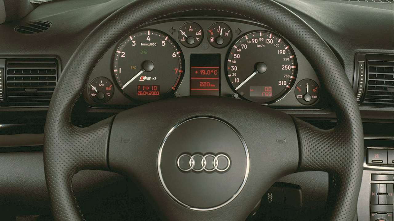 Audi RS4 B5 приборная панель