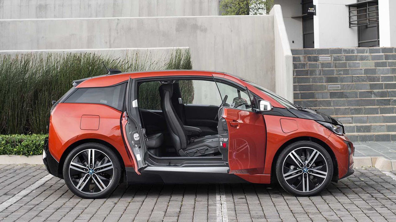 BMW i3 2021 с открытыми дверьми