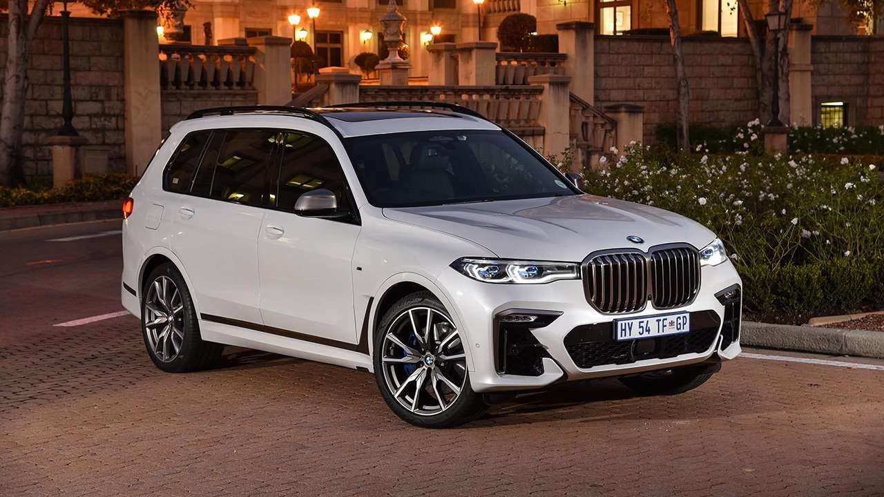 Белый BMW X7 2021-2022