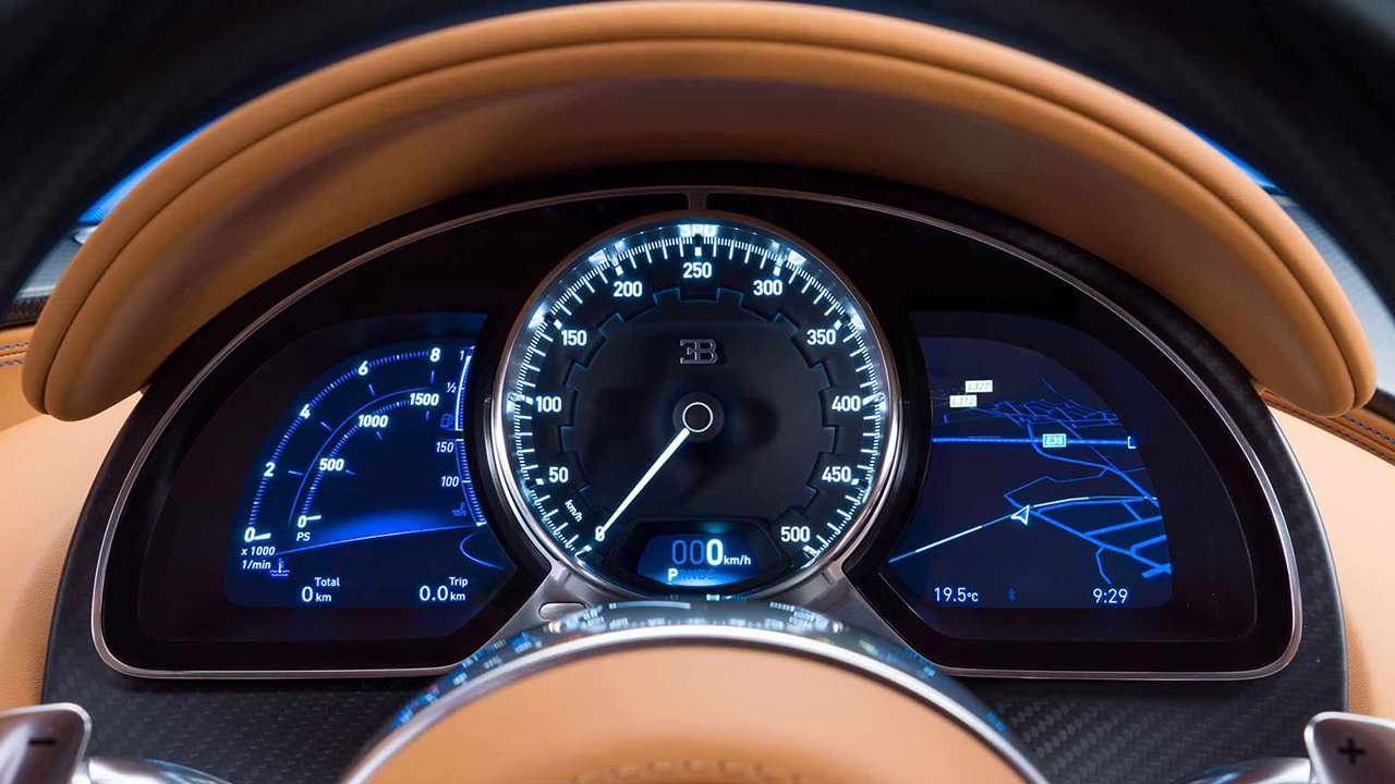 Bugatti Chiron 2020-2021 фото приборной панели
