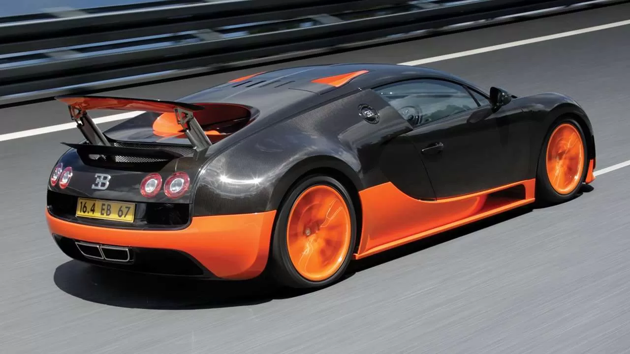 Bugatti Veyron 16.4 вид сзади