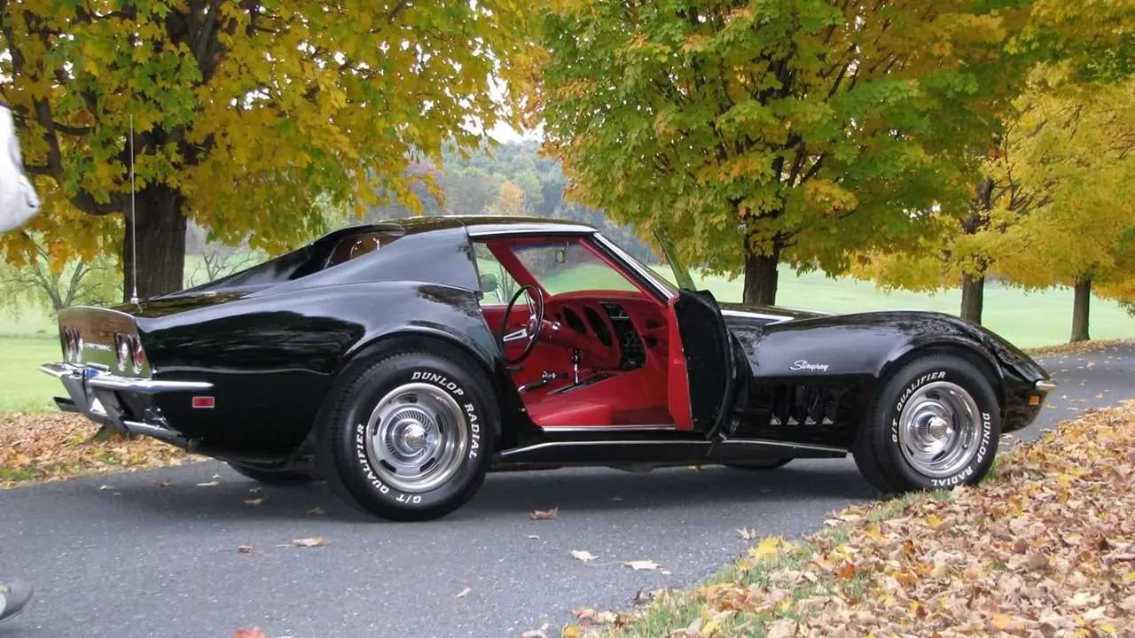 Боковая часть Chevrolet Corvette C3 Stingray (1968-1982)