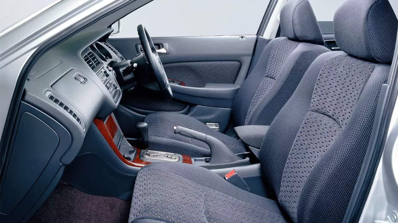 Передние сиденья шестой Honda Accord