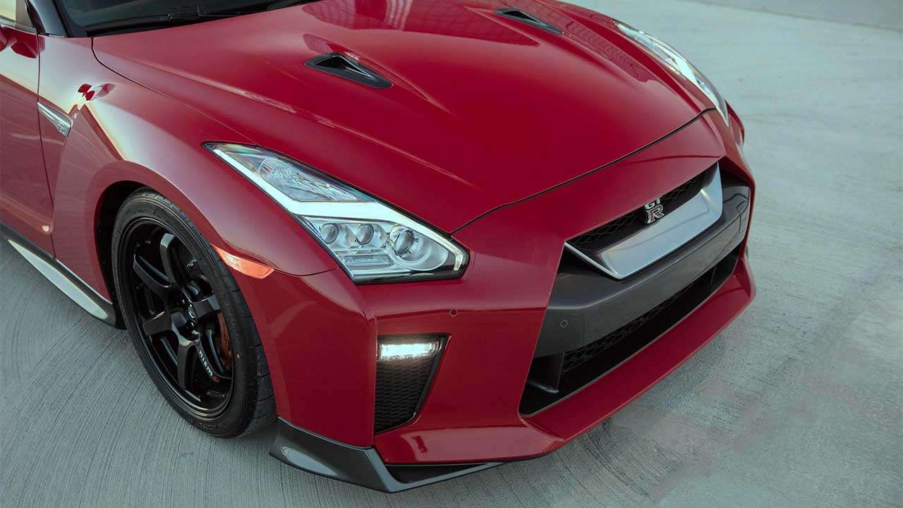 Передок красного Nissan GT-R