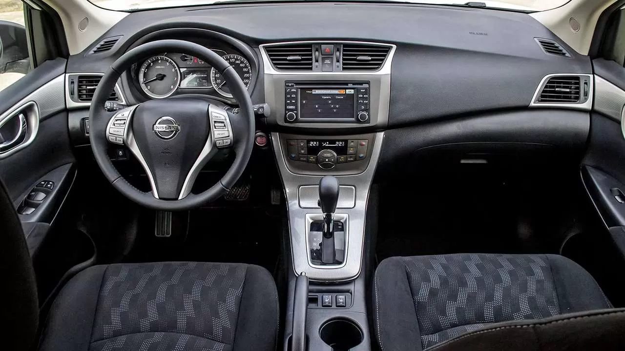Nissan Tiida 2015 — новый хетч с ценой кроссовера