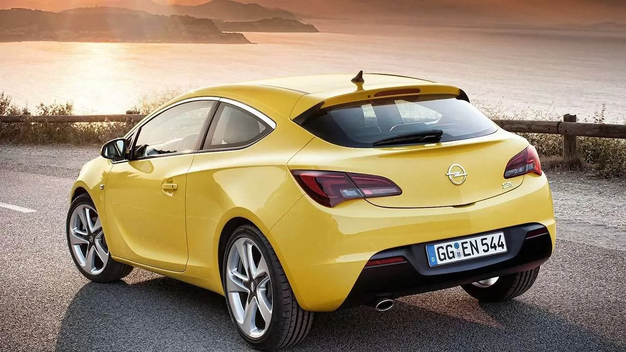 Opel Astra GTC J 2012 фото сзади