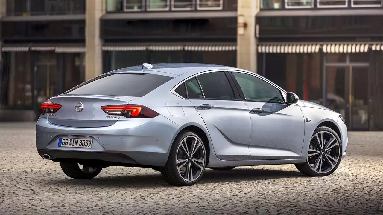 Opel Insignia 2020-2021 фото сзади
