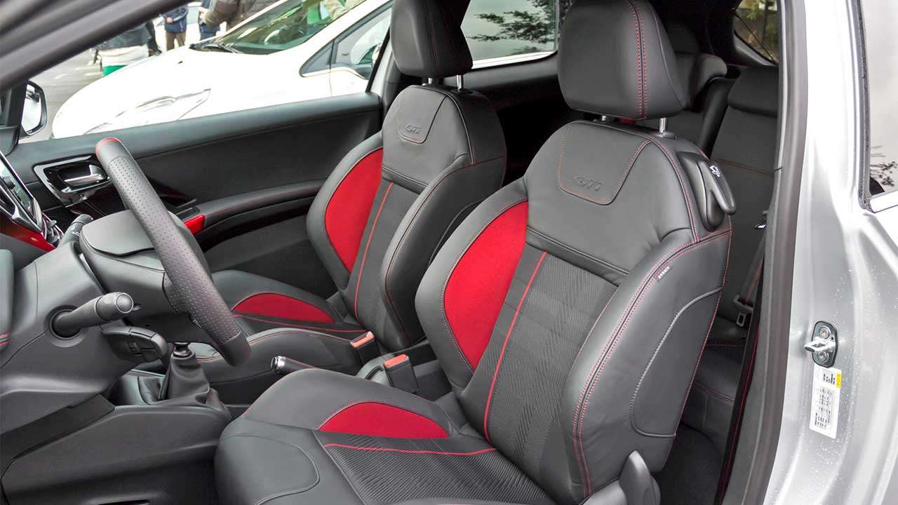 Передние сиденья Пежо 208 GTi