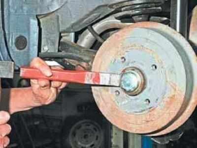 Замена колодок тормозных механизмов задних колёс