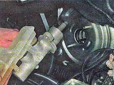 Вакуумный усилитель тормозов — снятие и установка