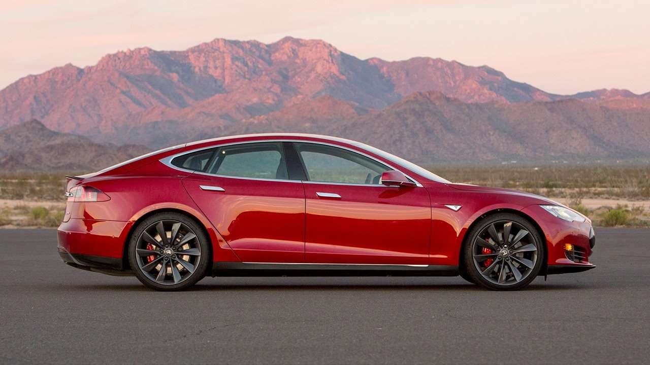 Совершенство электромобилей Tesla; На токе