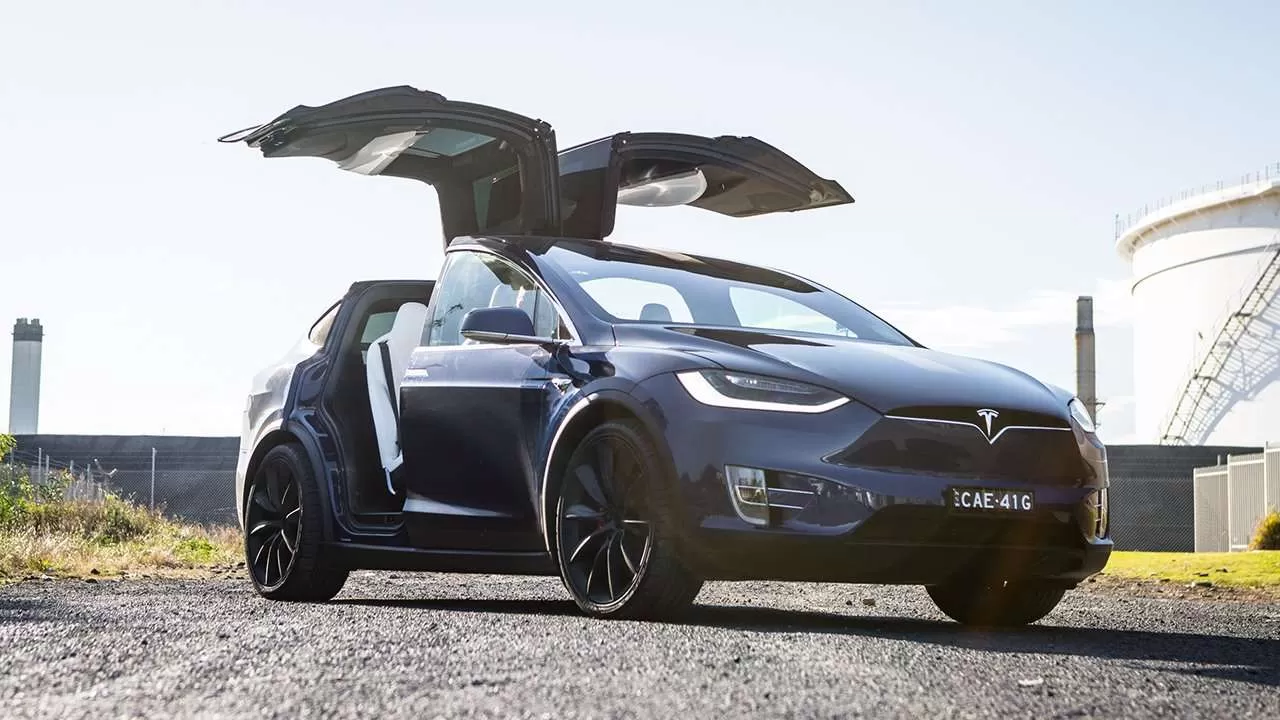 Tesla Model X 2022-2023 с открытими дверьми