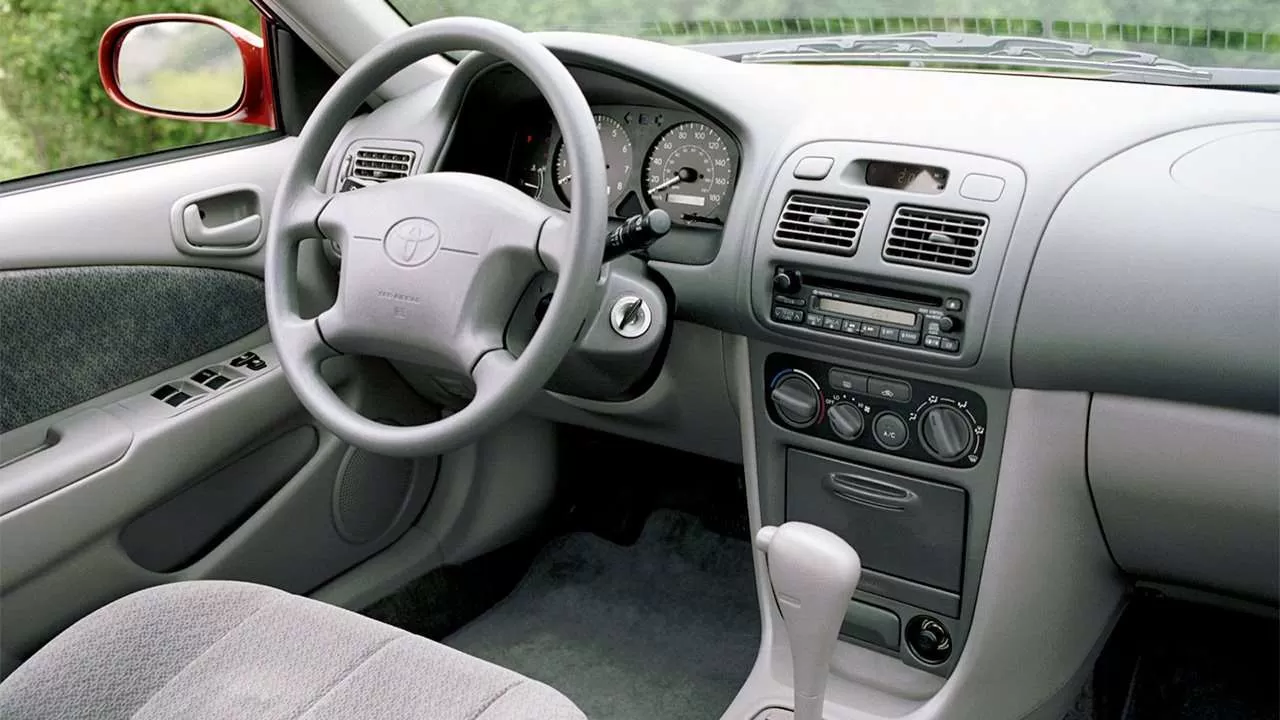 Салон восьмого поколения Corolla