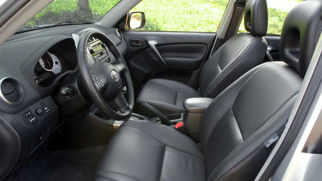 Передние сиденья Toyota RAV4 XA20