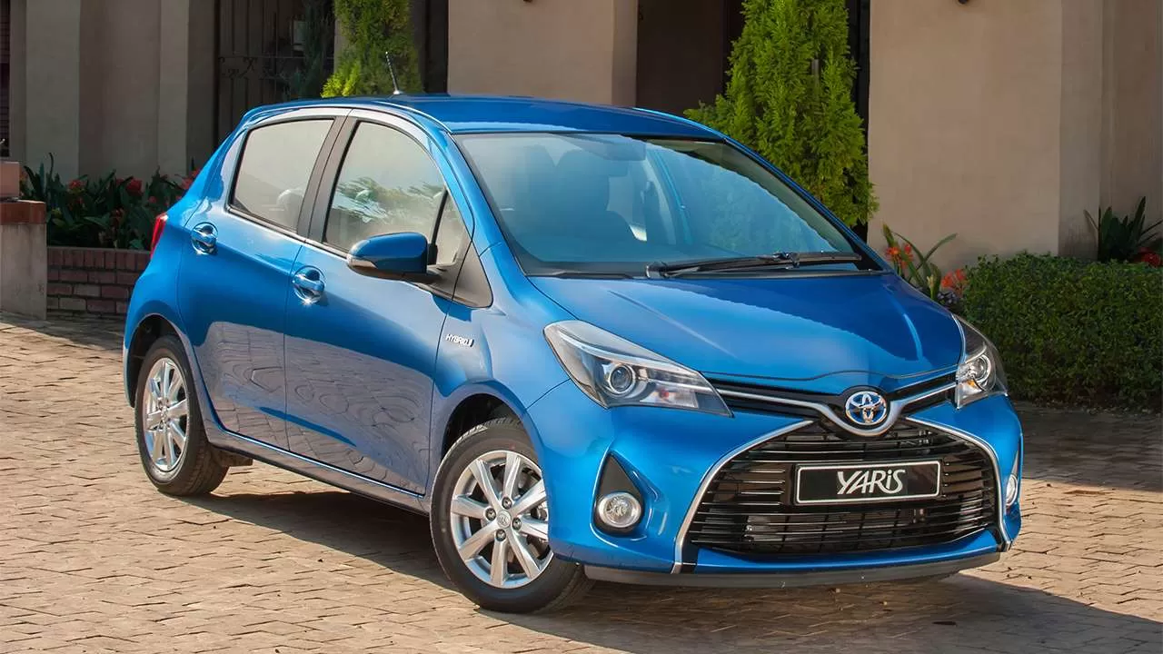 Передок синей Toyota Yaris 2018-2019